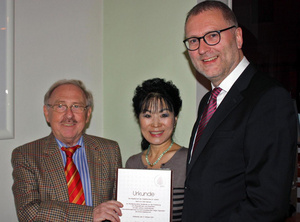 Dr. Olaf Zenner und seine Frau mit dem Präsidenten der GdO, Prof. Dr. Matthias Schneider, anlässlich der Verleihung der Ehrenmitgliedschaft der GdO.